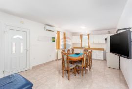 OTOK KRK-GRAD KRK bliža okolica kuća sa bazenom, Krk, House