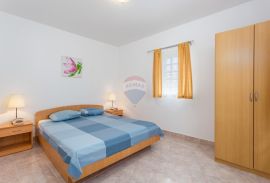 OTOK KRK-GRAD KRK bliža okolica kuća sa bazenom, Krk, House