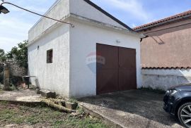 Istra, Kavran, kamena kuća vezana jednom stranom, Marčana, House