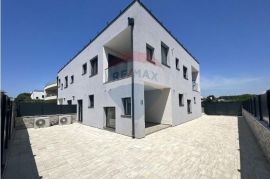 Novigrad, moderna kuća sa krovnom terasom 500 metara od mora, Novigrad, House