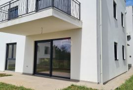 Poreč: Stan u prizemlju novogradnje s dvorištem 160 m2, Poreč, Wohnung