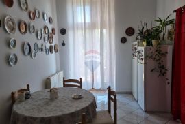 Istra, širi centar stan 86m2 s puno potencijala, Pula, Appartement