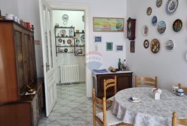 Istra, širi centar stan 86m2 s puno potencijala, Pula, Appartement