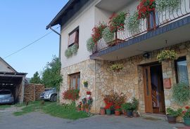 Ogulin-kuća s dvorištem i zemljištem na parceli od 798m2, Ogulin, House