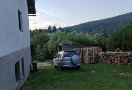 Ogulin-kuća s dvorištem i zemljištem na parceli od 798m2, Ogulin, Famiglia