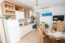 OPATIJA, MEDVEJA- stan s balkonom, parkingom, pogledom na more, Lovran, Apartamento