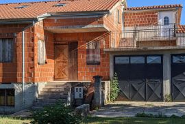 Rovinj okolica - kuća s 3 stana, 2 garaže, parcela 2140m2, Rovinj, House