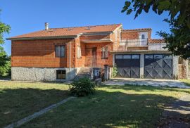 Rovinj okolica - kuća s 3 stana, 2 garaže, parcela 2140m2, Rovinj, Σπίτι