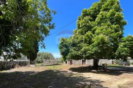 Poreč - okolica, 2 autohtone kamene kuće sa pogledom na more i kombinacijom građevinskog i poljoprivrednog zemljišta, Poreč, House