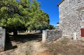 Poreč - okolica, 2 autohtone kamene kuće sa pogledom na more i kombinacijom građevinskog i poljoprivrednog zemljišta, Poreč, Casa