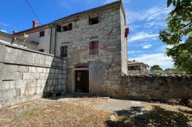 Poreč - okolica, 2 autohtone kamene kuće sa pogledom na more i kombinacijom građevinskog i poljoprivrednog zemljišta, Poreč, بيت