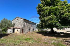 Poreč - okolica, 2 autohtone kamene kuće sa pogledom na more i kombinacijom građevinskog i poljoprivrednog zemljišta, Poreč, House