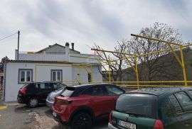 Rijeka,Bakar,Sv.Kuzam,prodaje se kat stambeno poslovnog objekta, Rijeka, House