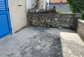 Krk, Kornić, kamena kuća 65 m2 s okućnicom 320 m2, Krk, بيت