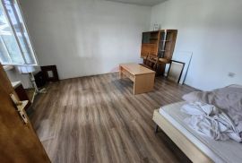 Rijeka, Orehovica - kuća sa 4 stambene jedinice uz adaptaciju, Rijeka, Casa