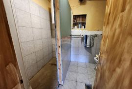 Rijeka, Orehovica - kuća sa 4 stambene jedinice uz adaptaciju, Rijeka, Casa