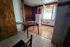 Rijeka, Orehovica - kuća sa 4 stambene jedinice uz adaptaciju, Rijeka, Casa