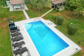 Rovinj,7km ,2 prizemnice na 21750m2 okućnice, Rovinj, Casa