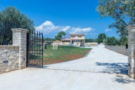 Samostojeća Kuća s bazenom, Fažana, Fažana, House