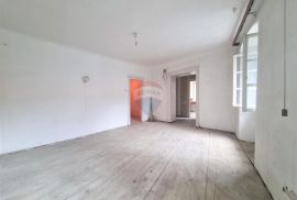 RIJEKA,CENTAR- stan 130 m2 za investiciju, Rijeka, Kвартира