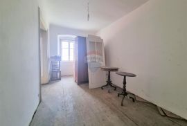 RIJEKA,CENTAR- stan 130 m2 za investiciju, Rijeka, Daire