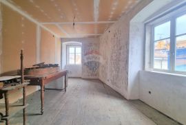 RIJEKA,CENTAR- stan 130 m2 za investiciju, Rijeka, Apartamento