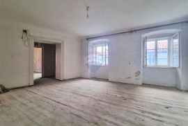 RIJEKA,CENTAR- stan 130 m2 za investiciju, Rijeka, Wohnung