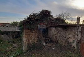 Žminj, okolica, kamena kuća u nizu s velikom okućnicom, Žminj, Σπίτι