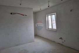 Pula, kuća s dva stana i okućnica od 15000 m2, Pula, House