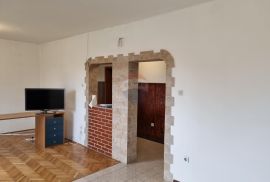 Pula, kuća s dva stana i okućnica od 15000 m2, Pula, House