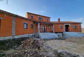 Rovinjsko Selo - roh bau kuća 450m2 + okućnica 3500 m2, Rovinj, Дом