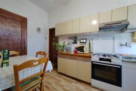 OTOK KRK,MALINSKA apartman sa vrtom na 70 metara do mora i plaže, Malinska-Dubašnica, Appartment