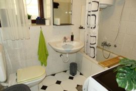 Baška- troetažni stan 85m2, pogled, terasa, Baška, Apartamento