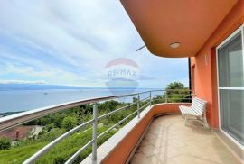 OPATIJA,DOBREĆ- Stan 98,75 m2 s  pogledom na more i bazenom, Opatija - Okolica, Appartamento