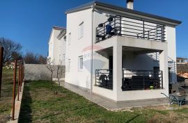 Baderna, lijepa dvojna kuća sa velikom okućnicom i bazenom, Poreč, House