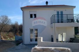 Baderna, lijepa dvojna kuća sa velikom okućnicom i bazenom, Poreč, House