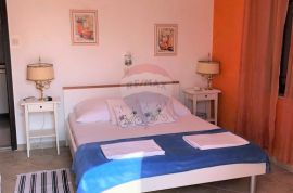 MALI LOŠINJ - kuća sa 6 apartmana na atraktivnoj lokaciji, Mali Lošinj, House