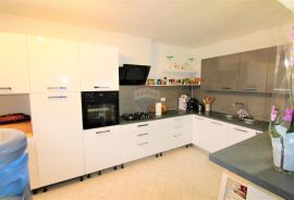 Rovinj-7km.prekrasno novouređeni stan s pogledom na more-112m2, Rovinj, Apartamento