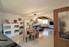 Rovinj-7km.prekrasno novouređeni stan s pogledom na more-112m2, Rovinj, Appartment