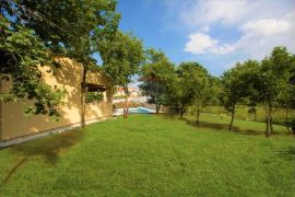 Istra,Kanfanar-2km-medena prizemnica  na 880m2 okućnice, Žminj, House