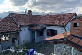 MATULJI, JURDANI - kuća s dva stana u mirnoj ulici, Matulji, Casa