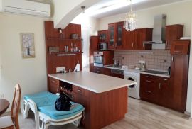 Ista, Medulin, apartmanska kuća sa bazenom 150m od mora, Medulin, Ev