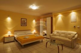 Crikvenica, Selce - Vila sa 7 apartmana i velikom okućnicom, Crikvenica, House