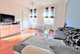 PULA, CENTAR, renoviran stan 100m od tržnice, Pula, Appartement