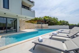 KRK-Villa s bazenom-160m2-500m od mora, Vrbnik, بيت