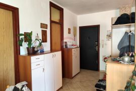 Otok Krk, Malinska - dva stana u zgradi ukupne površine 90,9m2, Malinska-Dubašnica, Apartamento