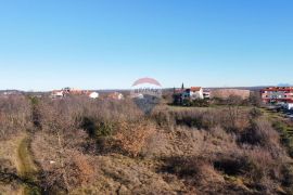 PULA OKOLICA, građevinsko zemljište na mirnoj lokaciji, Pula, Terrain