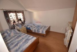 N.Vinodolski, Apartmanska zgrada s poslovnim prostorom, 400 m od mora!, Novi Vinodolski, House