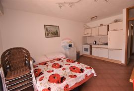 N.Vinodolski, Apartmanska zgrada s poslovnim prostorom, 400 m od mora!, Novi Vinodolski, House