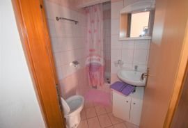 N.Vinodolski, Apartmanska zgrada s poslovnim prostorom, 400 m od mora!, Novi Vinodolski, House